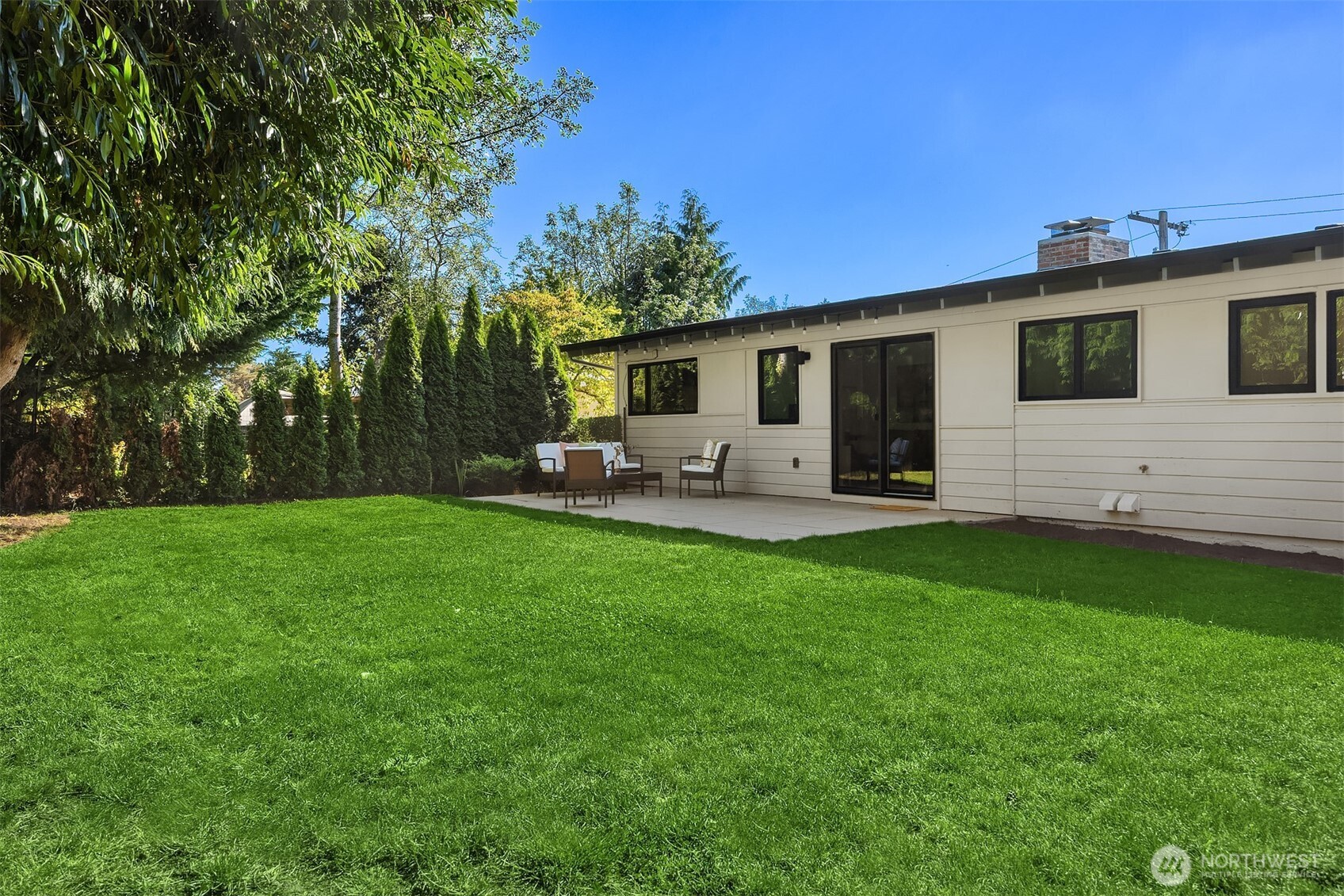 It’s rare to find a home that combines a fantastic city and lake view with a large, flat play area—but this one offers the best of both!