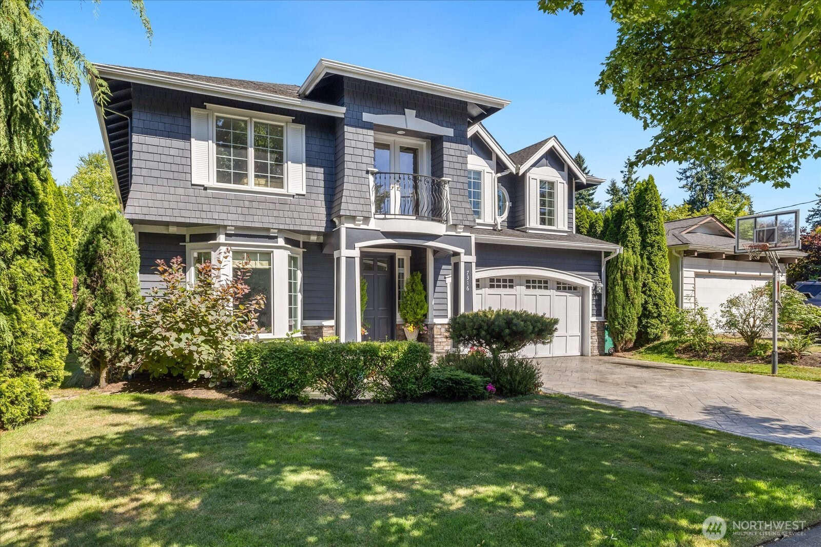 This craftsman full of charm is waiting for you.