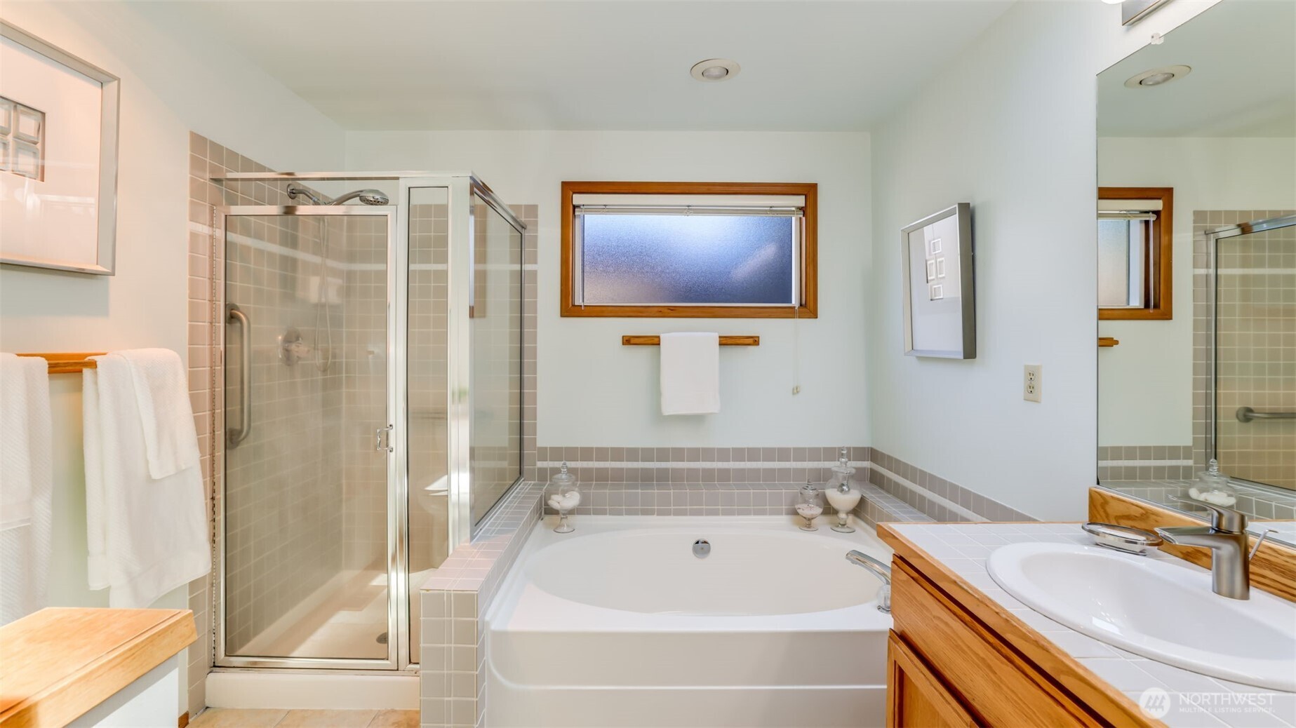 A bit different view of the primary bath.