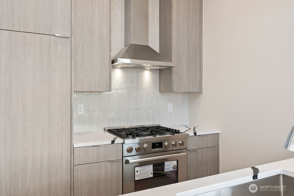 3rd floor kitchen with gas stove-pic is of similar unit