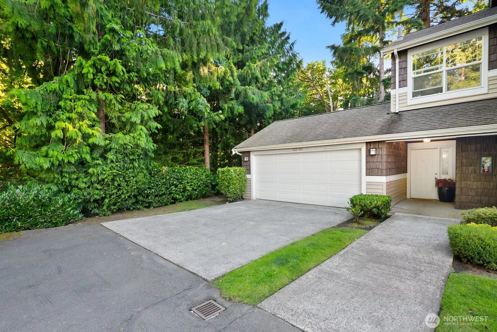 Ground floor, end unit w/ 2 car garage & private patio & yard