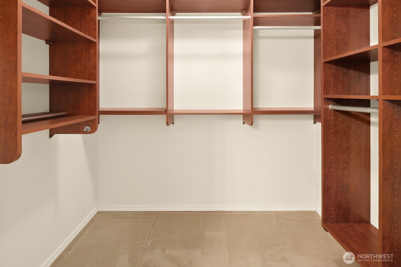 Primary suite w/ walk- in closet