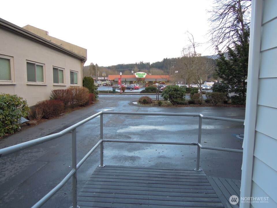 Parking and note: The Dollar Store is just across the street! Along with the Jackson for gas & ice etc... PLUS access to fun eating establishments galore