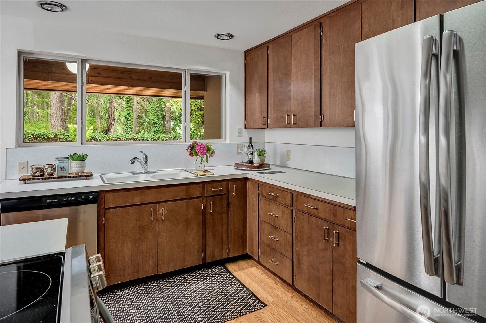 Kitchen with plenty of counterspace!