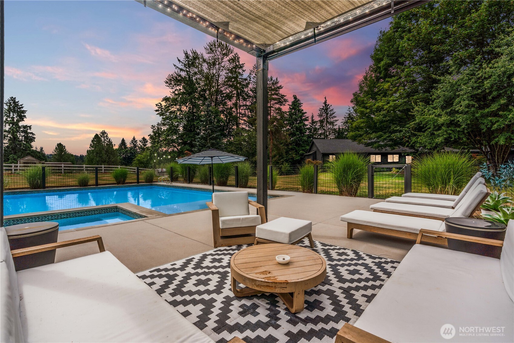 Pool, spa and pooldeck, pool has uv filter and heating system.