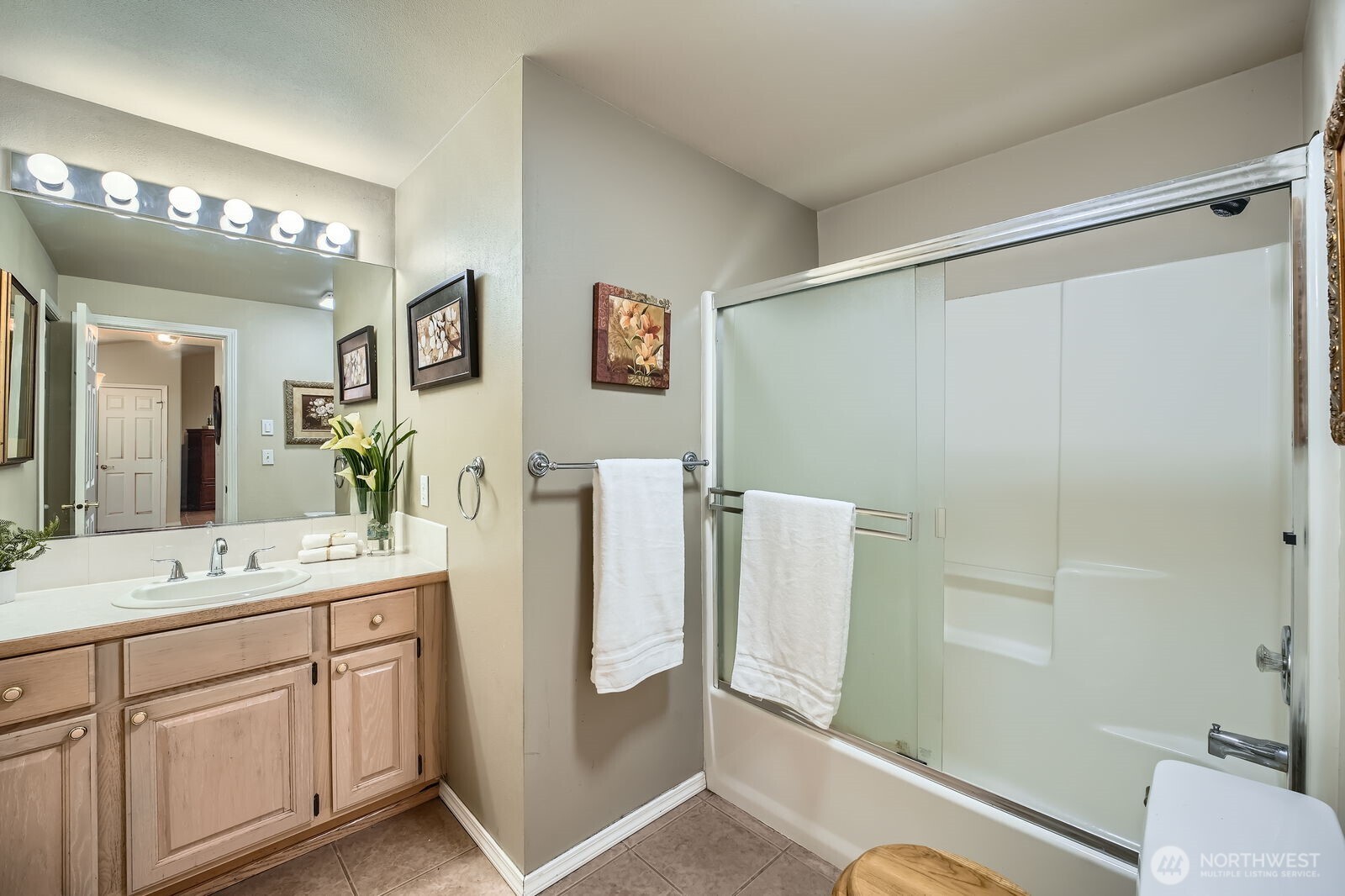 Oversized main bathroom w/linen closet