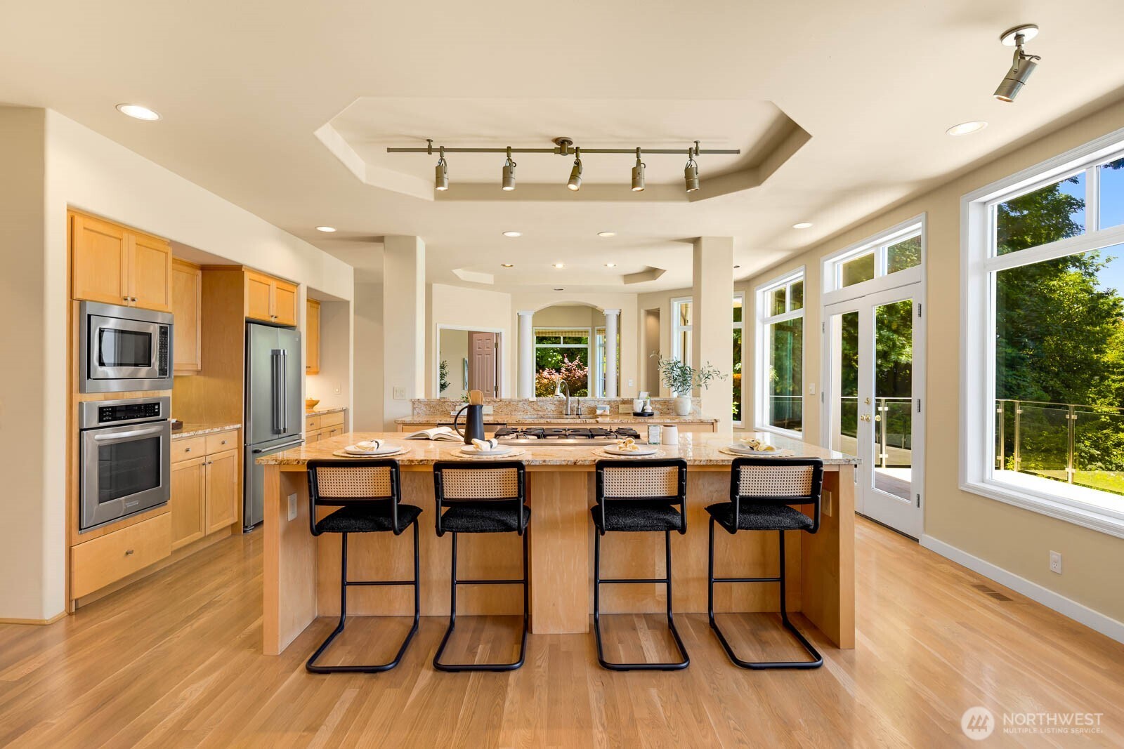 Side kitchen.
