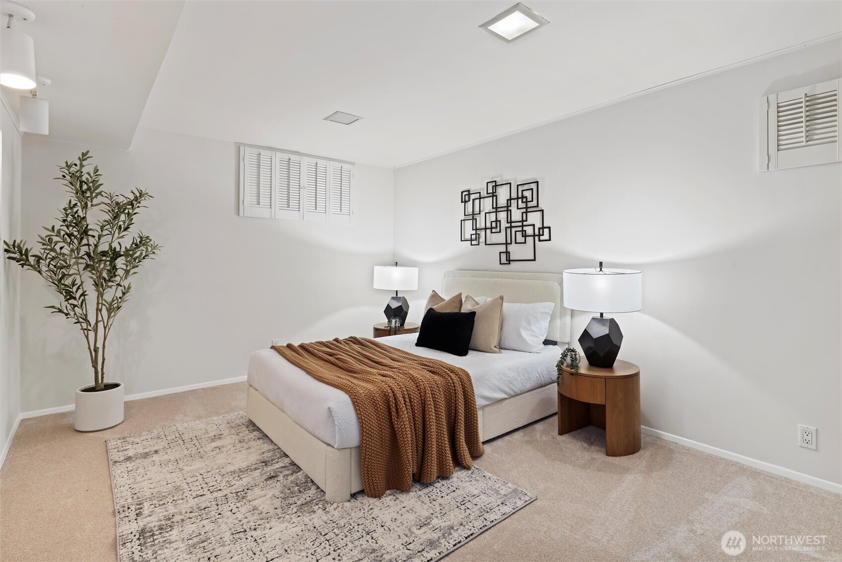 Downstairs bedroom, could also be used as an office