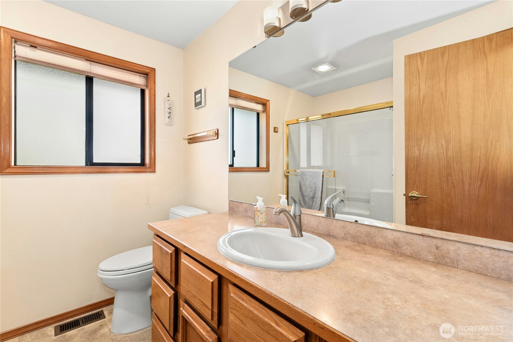 Main level full bathroom.
