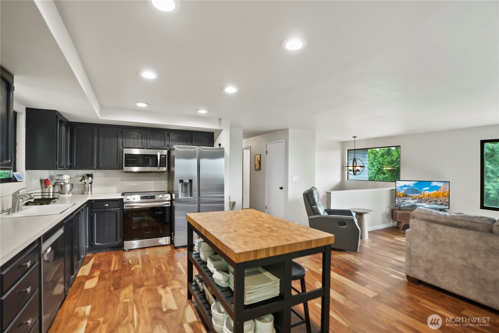 Gorgeous acacia hardwood floors, SS appliances
