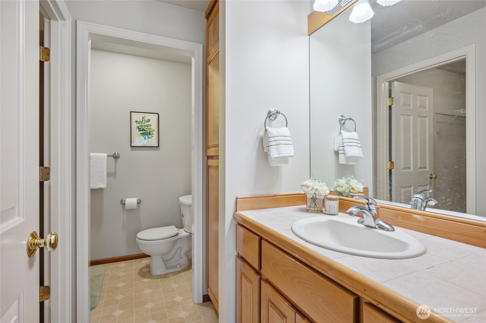 2nd Bath upstairs