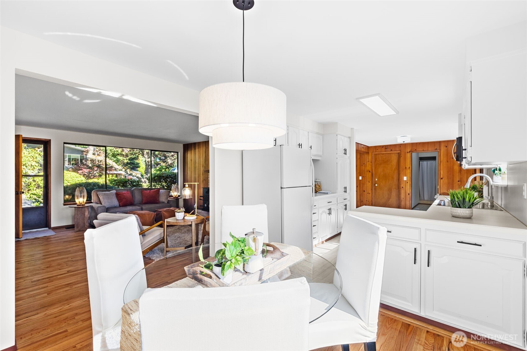 Open, bright and light! Great dining area... yes it's time for dinner!