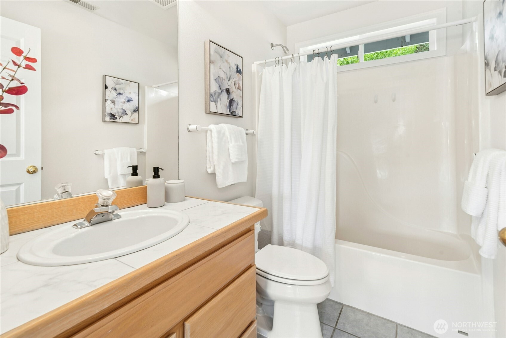 Upstairs Full Bathroom