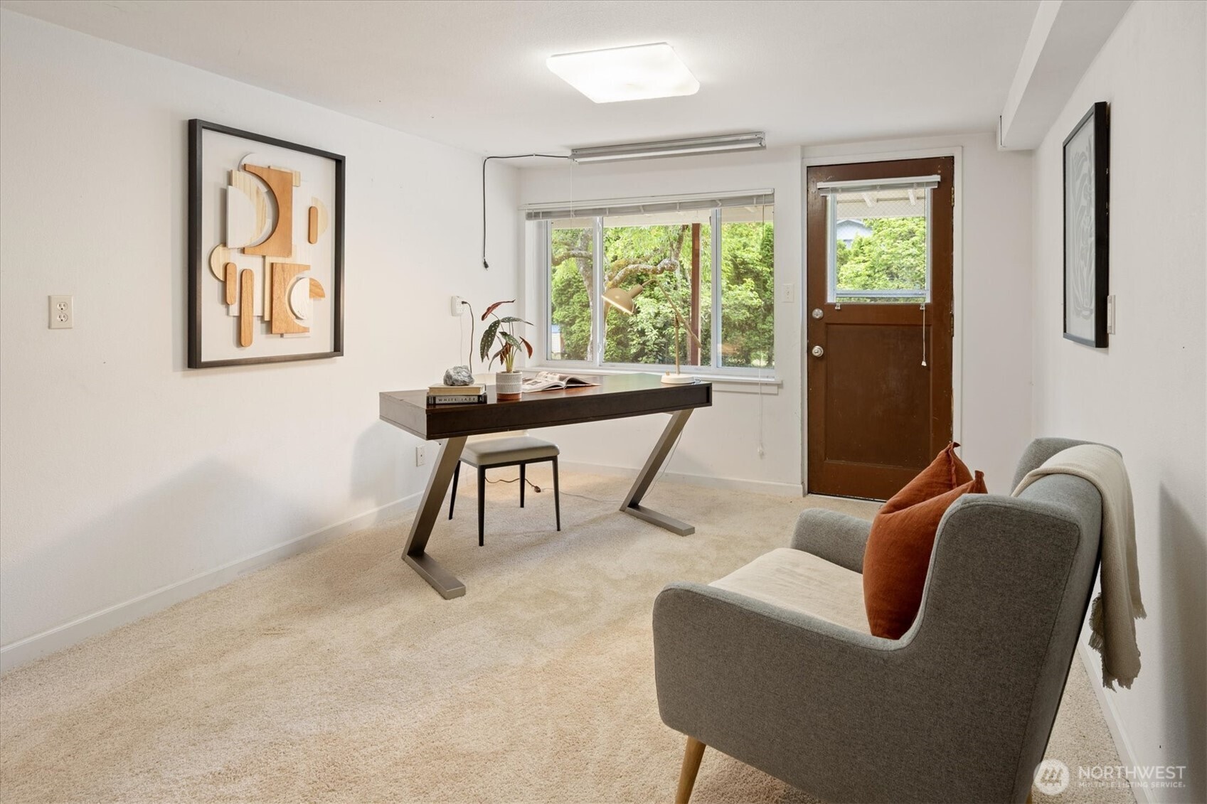 The lower level offers versatility right away with this bonus office space, craft room or TV / rec room, complete with backyard access.