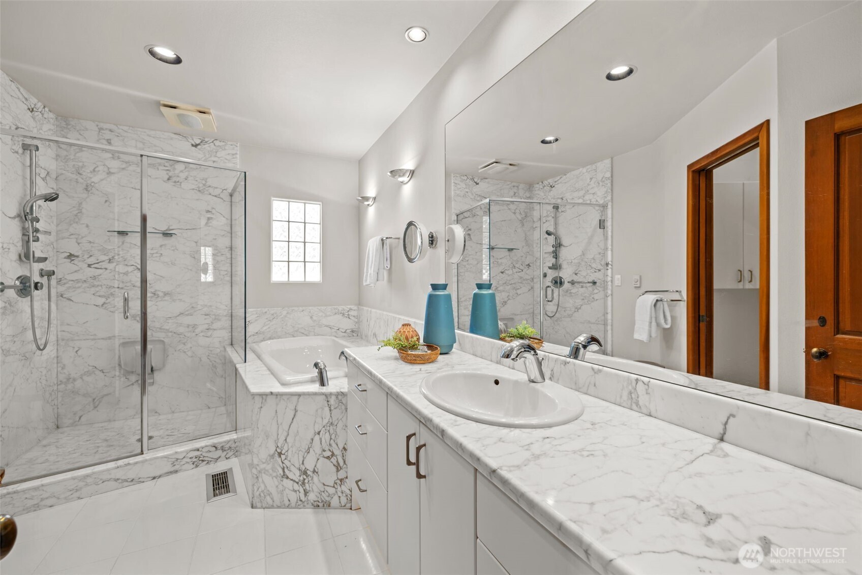 Main level bath!