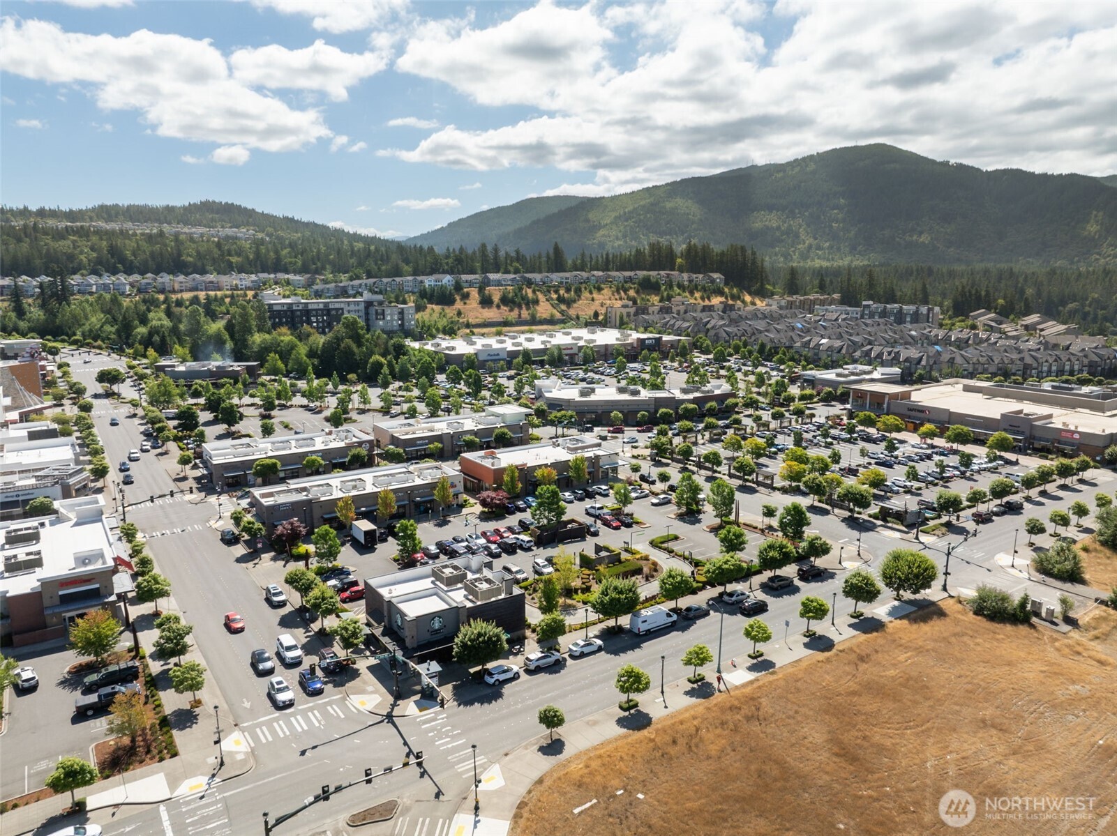 Issaquah Highlands Town Center offers a vibrant mix of shops, dining, coffee, groceries, and community amenities—all just minutes from your doorstep.