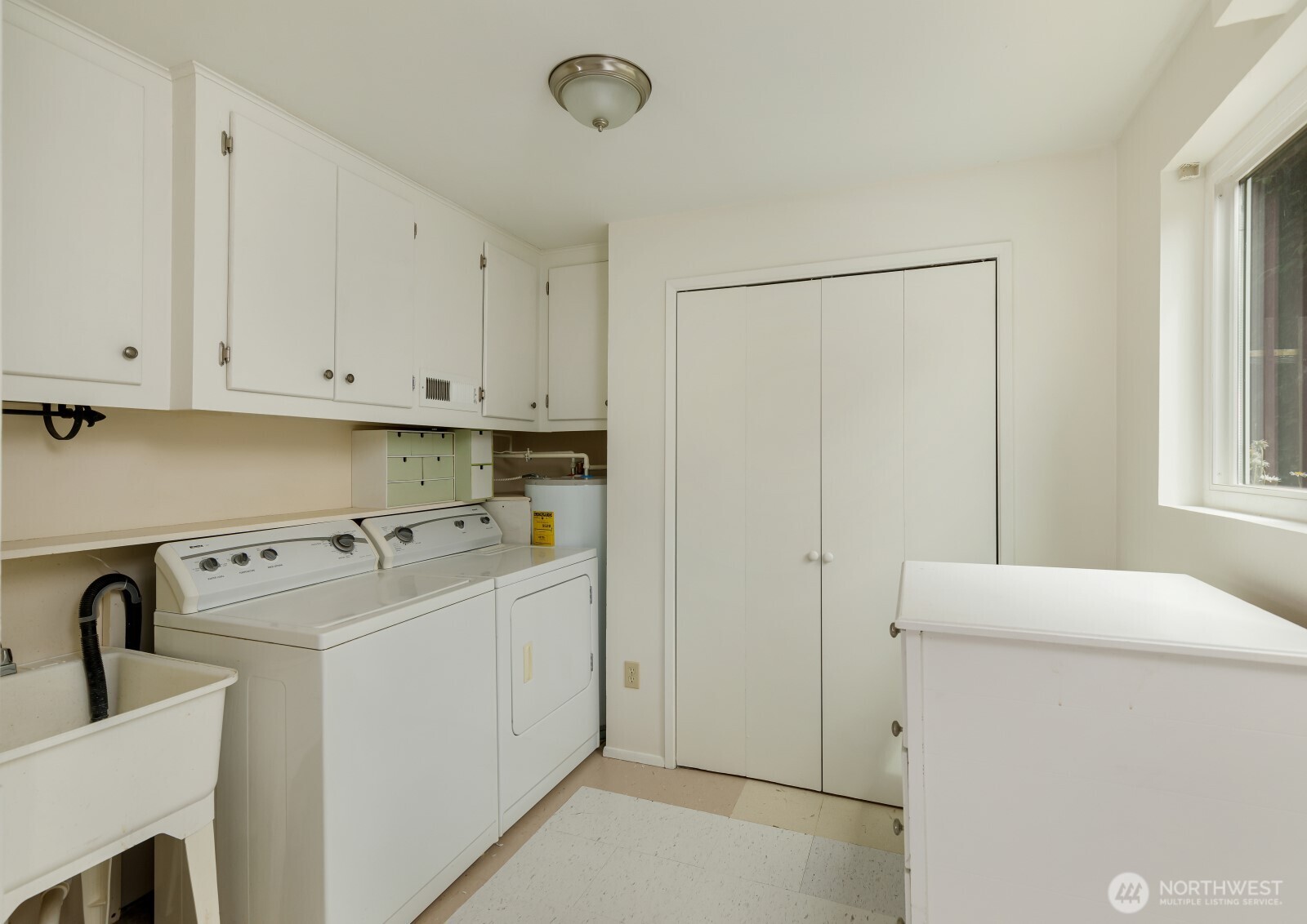 Laundry Room with Utility sink