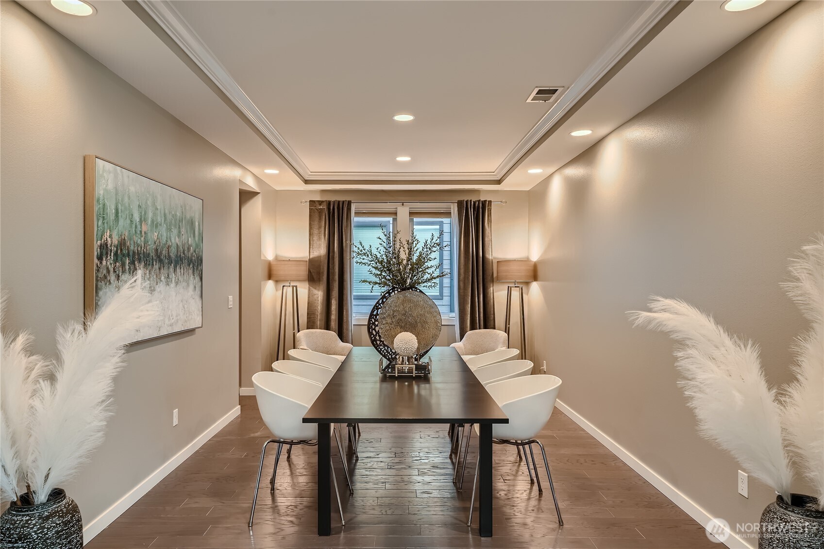Huge dining room for entertaining. Dimmable lights throughout.