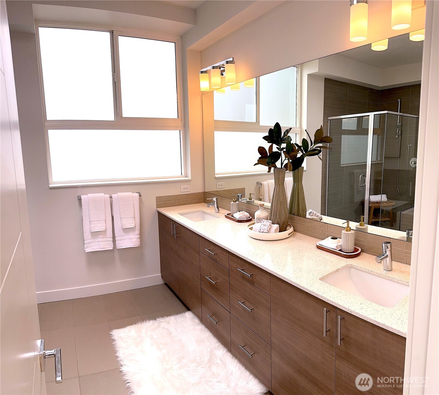 Large Bath w double sinks