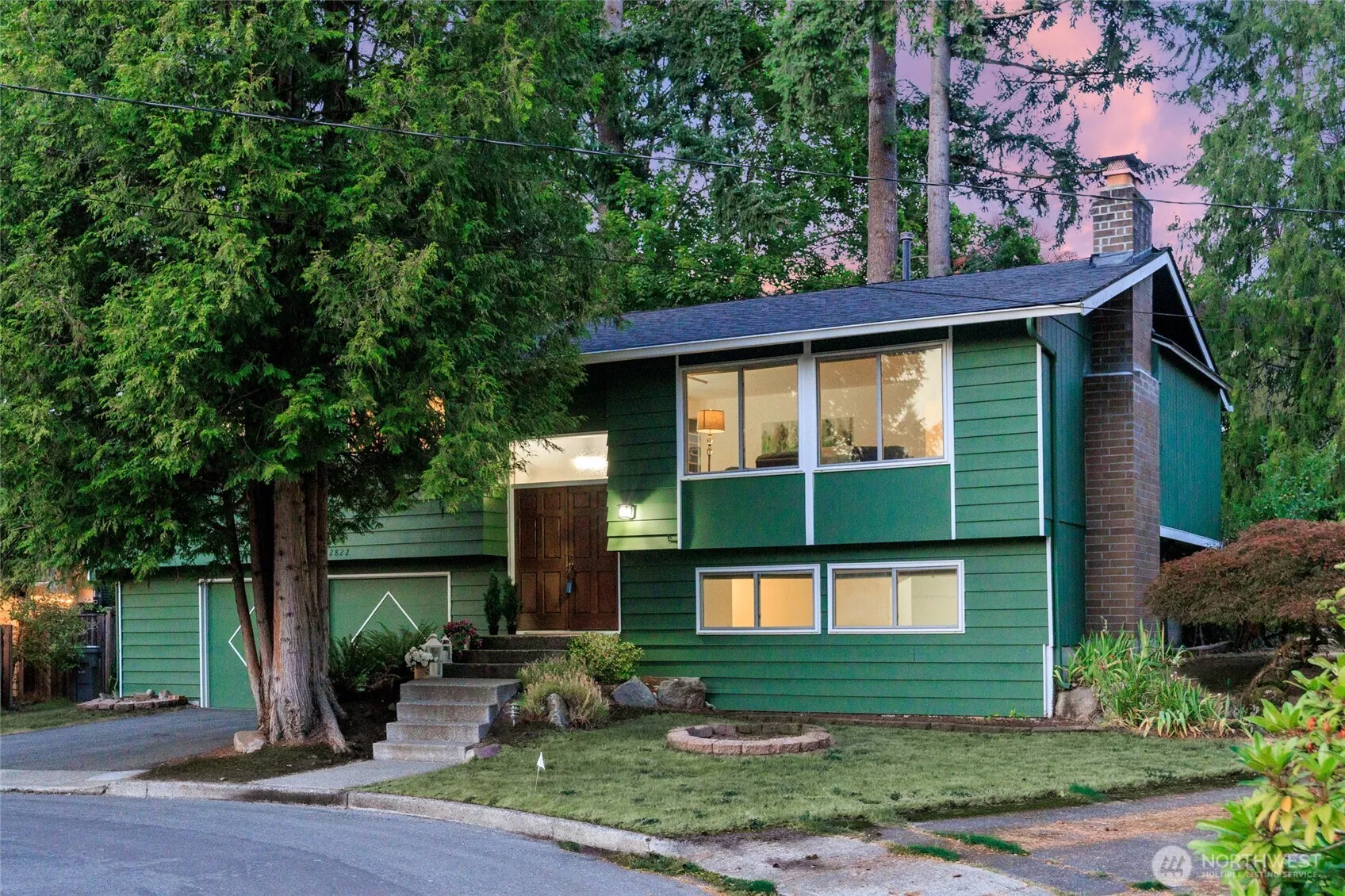 Welcome to this charming mid-century modern gem!