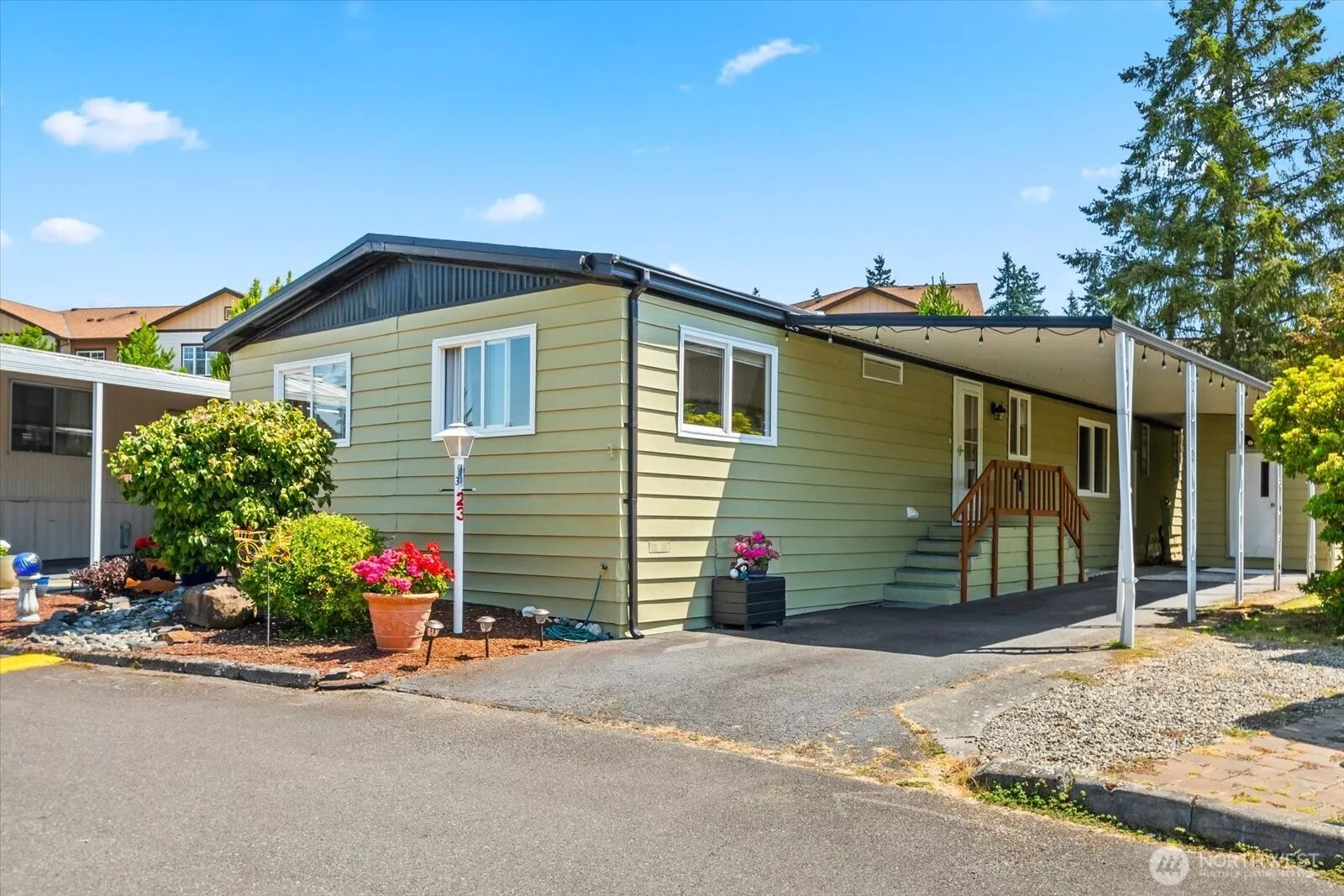 Welcome to Lynnwood Heights, a pet-friendly 55+ park near shopping & transit.