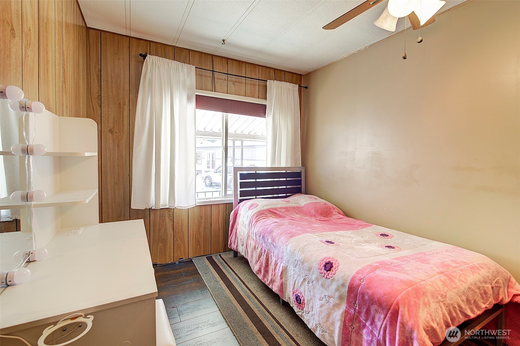 4rd bedroom or Den. Removable closet stays