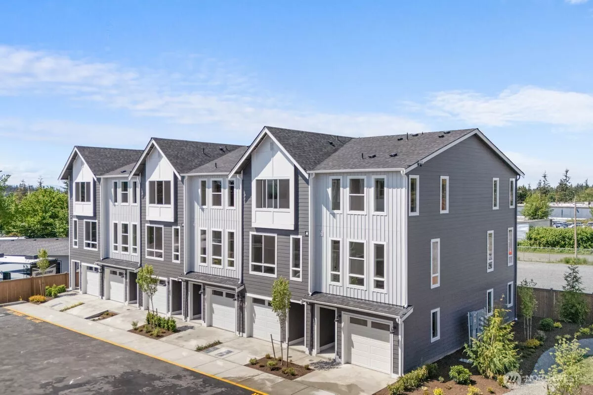 IMAGE IS A RENDERING Photographs are for illustrative purposes only. Features, finishes, interior/exterior colors, landscaping and floorplan shown may vary from actual homes built.