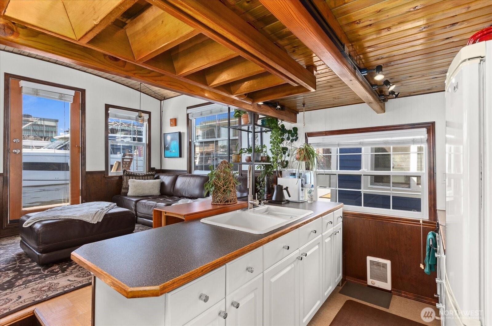 Kitchen w/ full-sized appliances