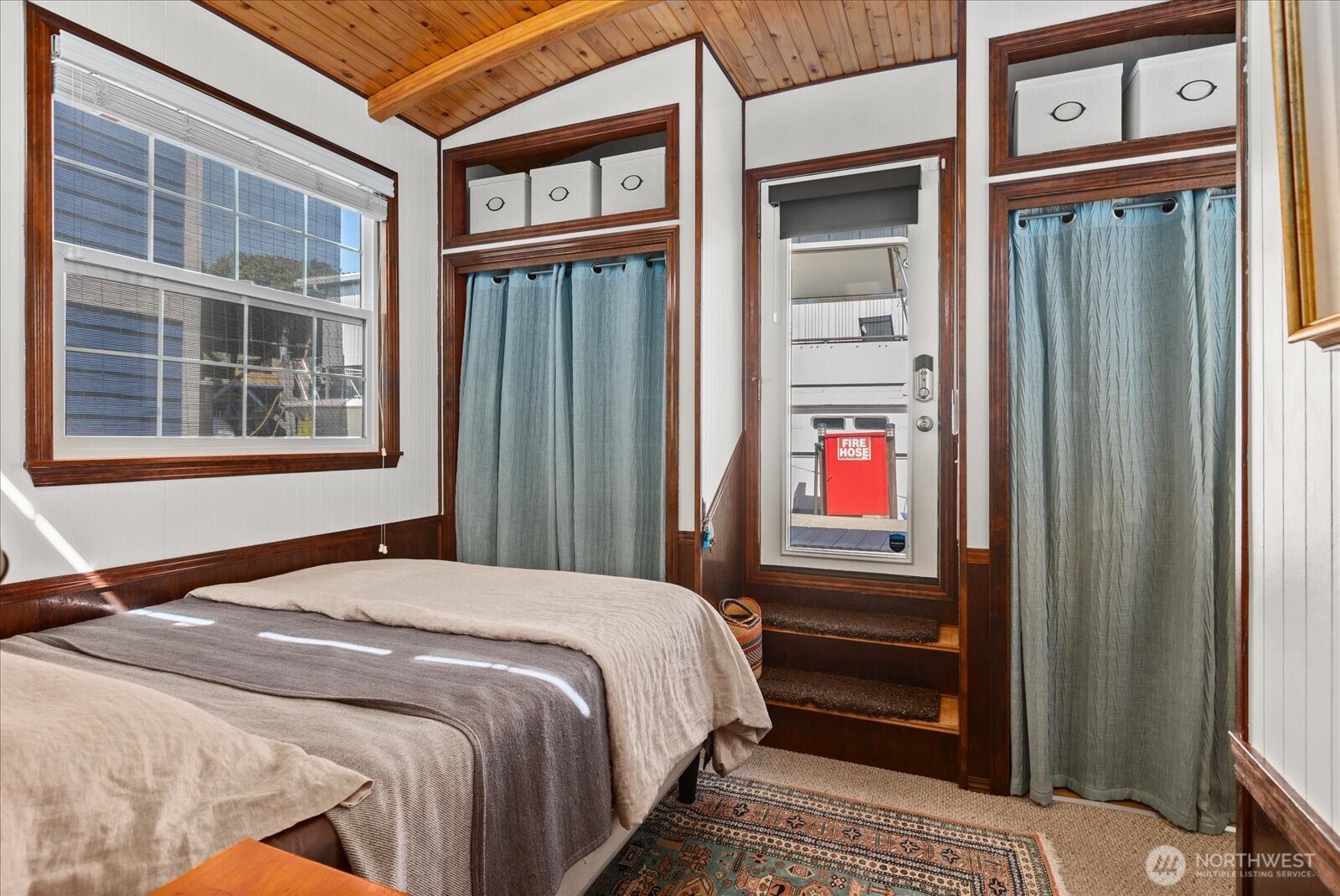 Master bed w/ 2 closets and 9.5' coved ceilings