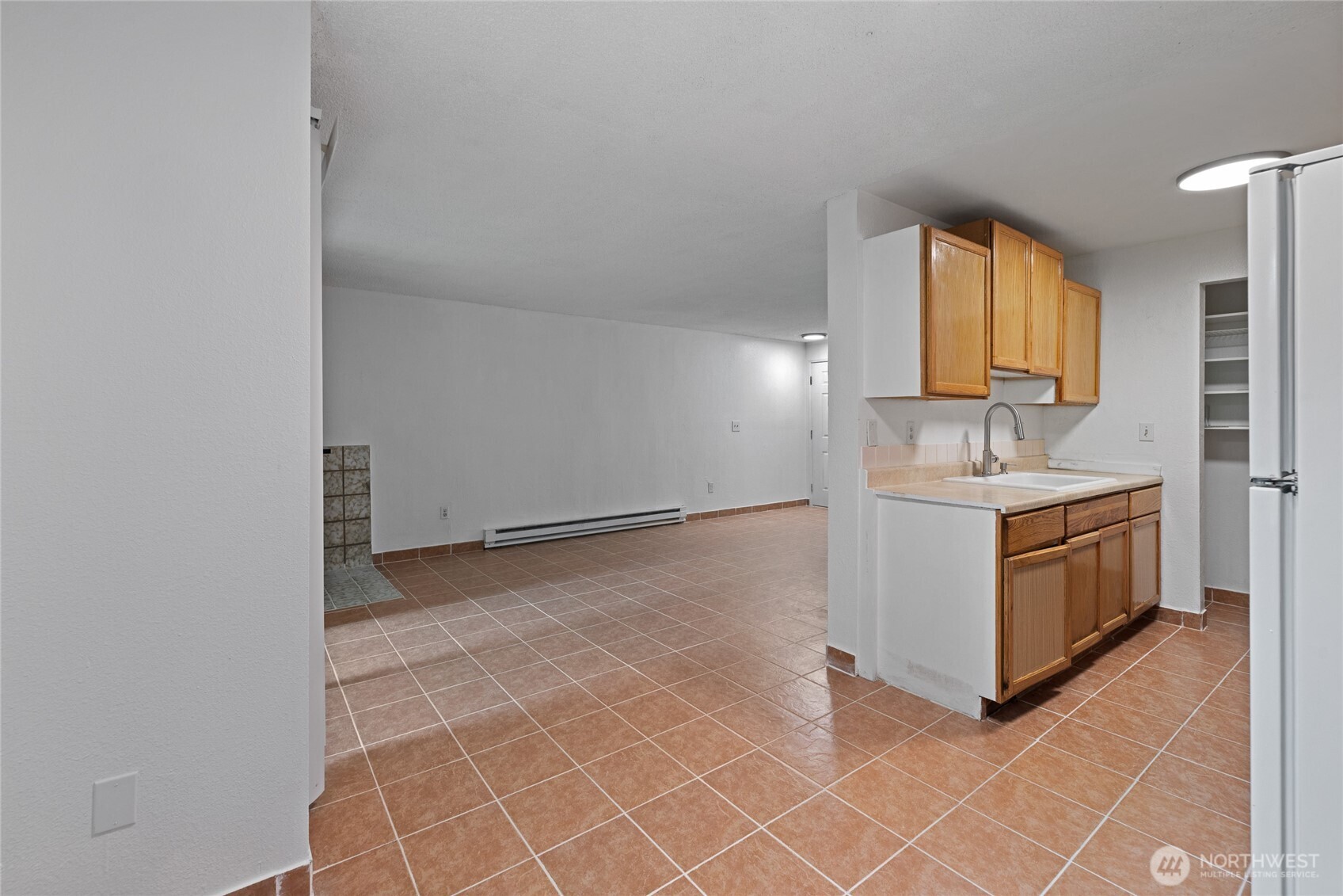 Large space to put your table i front of the window