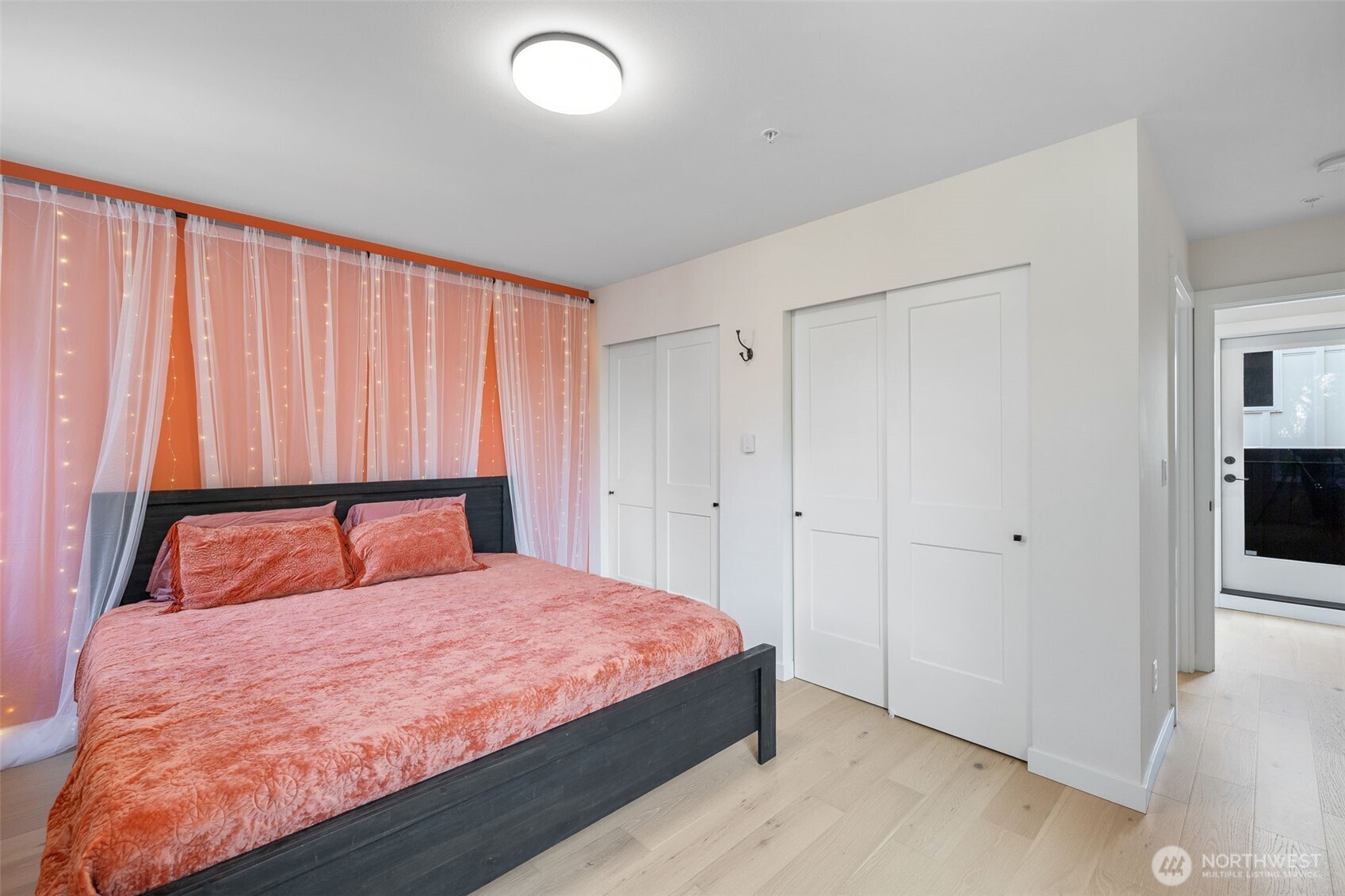 3rd floor primary suite with electric blinds & mini split