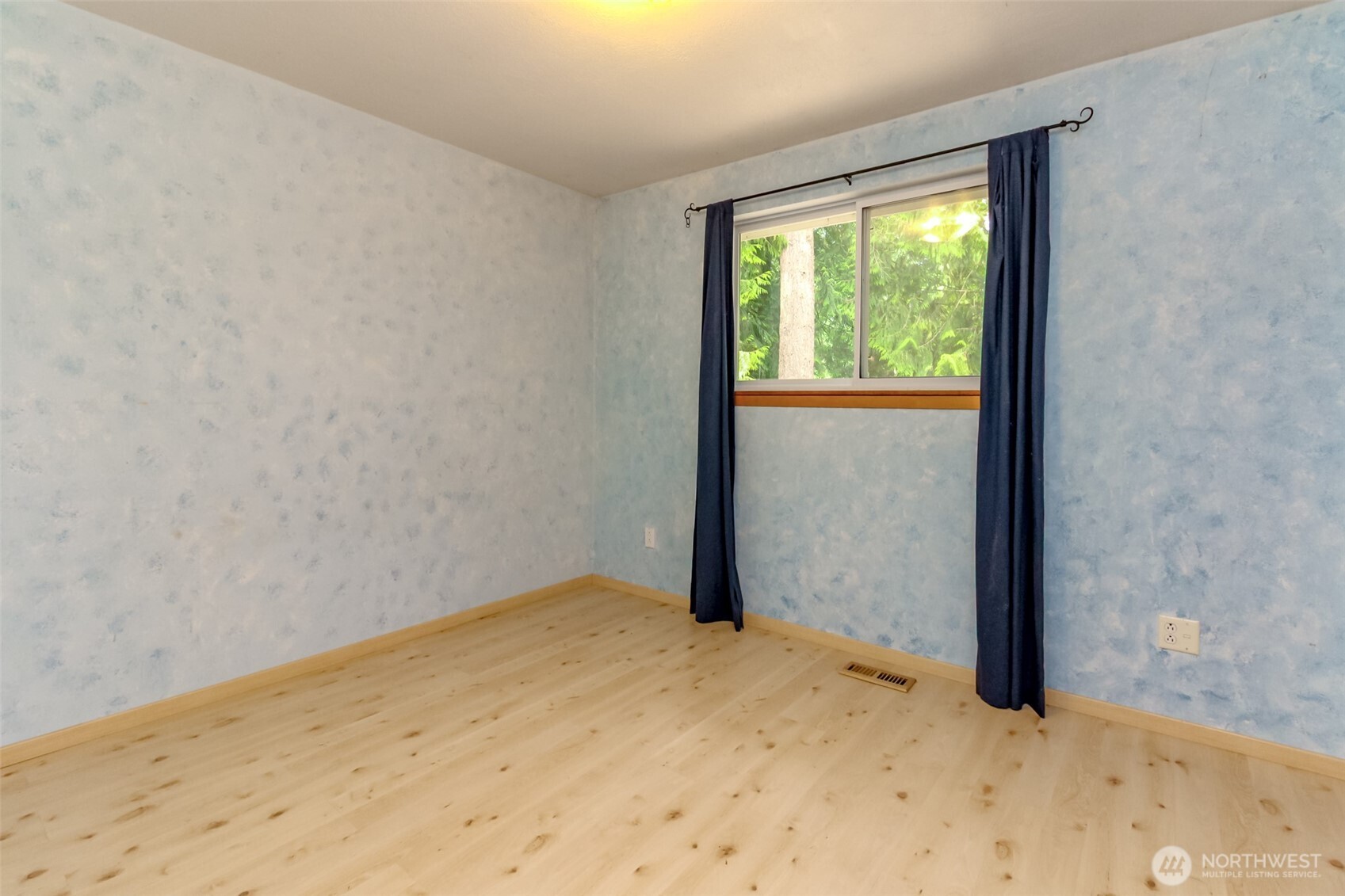 upstairs guest bathroom