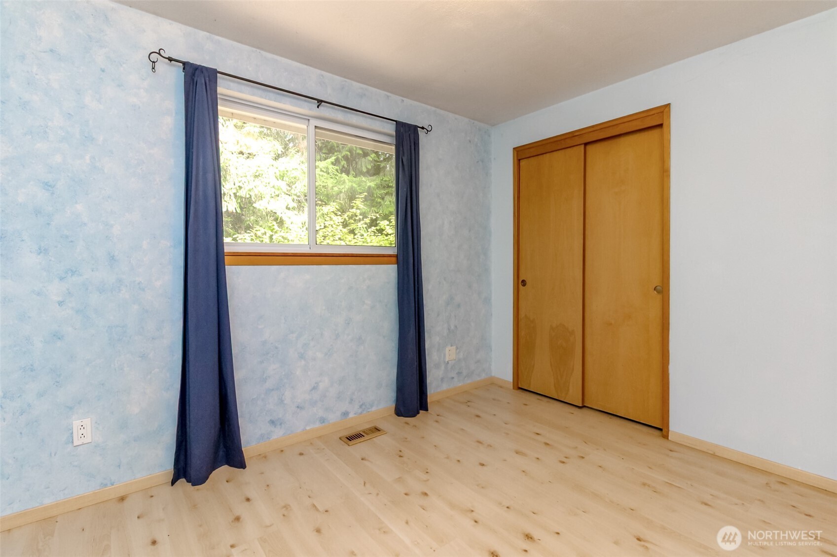 upstairs guest bathroom
