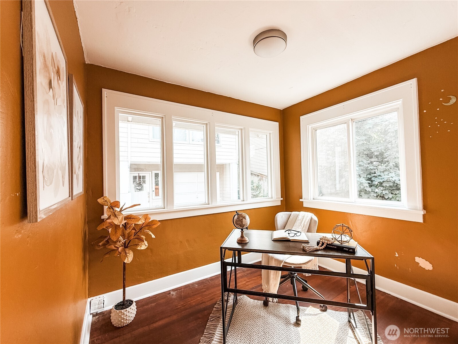 This space can be used as a dedicated office space, a nursery or a MASSIVE second closet!