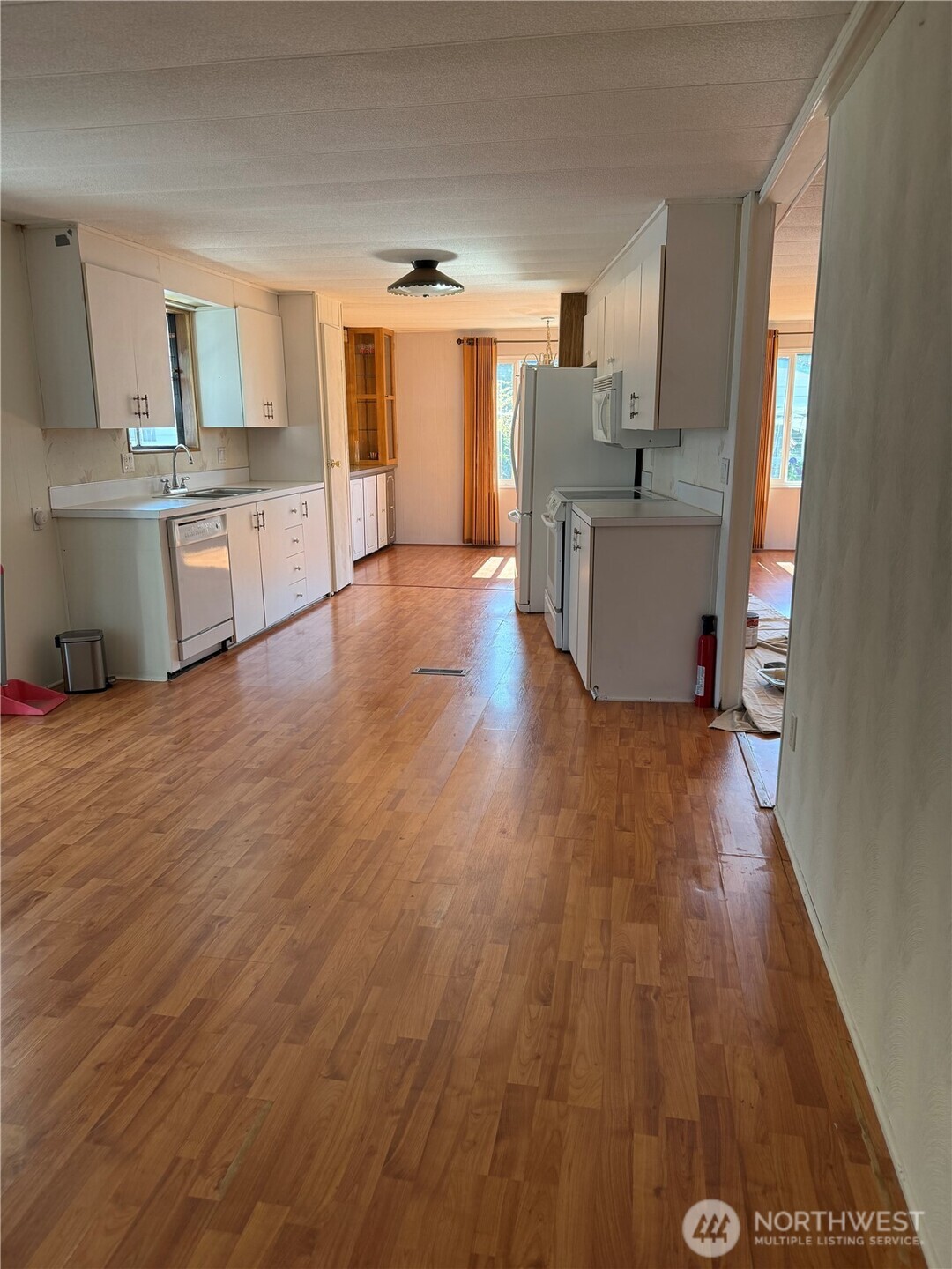 Kitchen w/family room