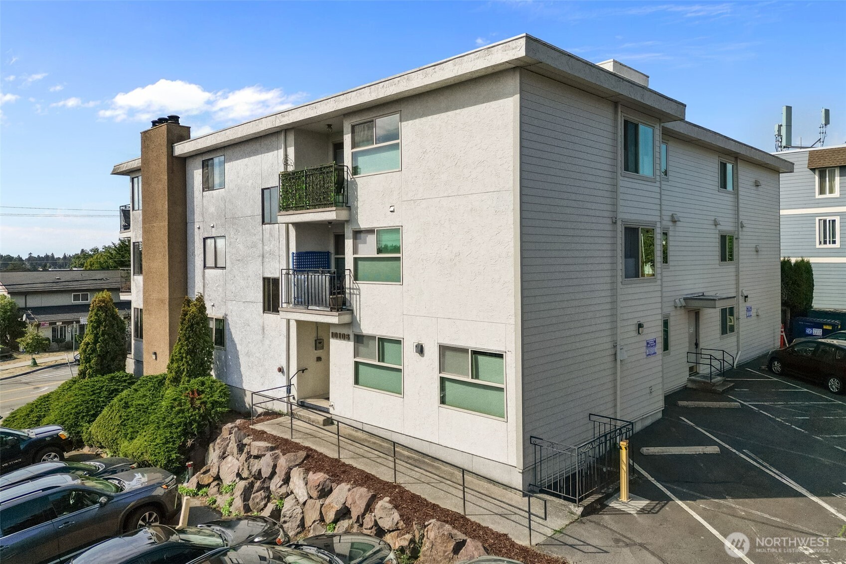 Well-maintained building in the heart of Greenwood with easy transit access