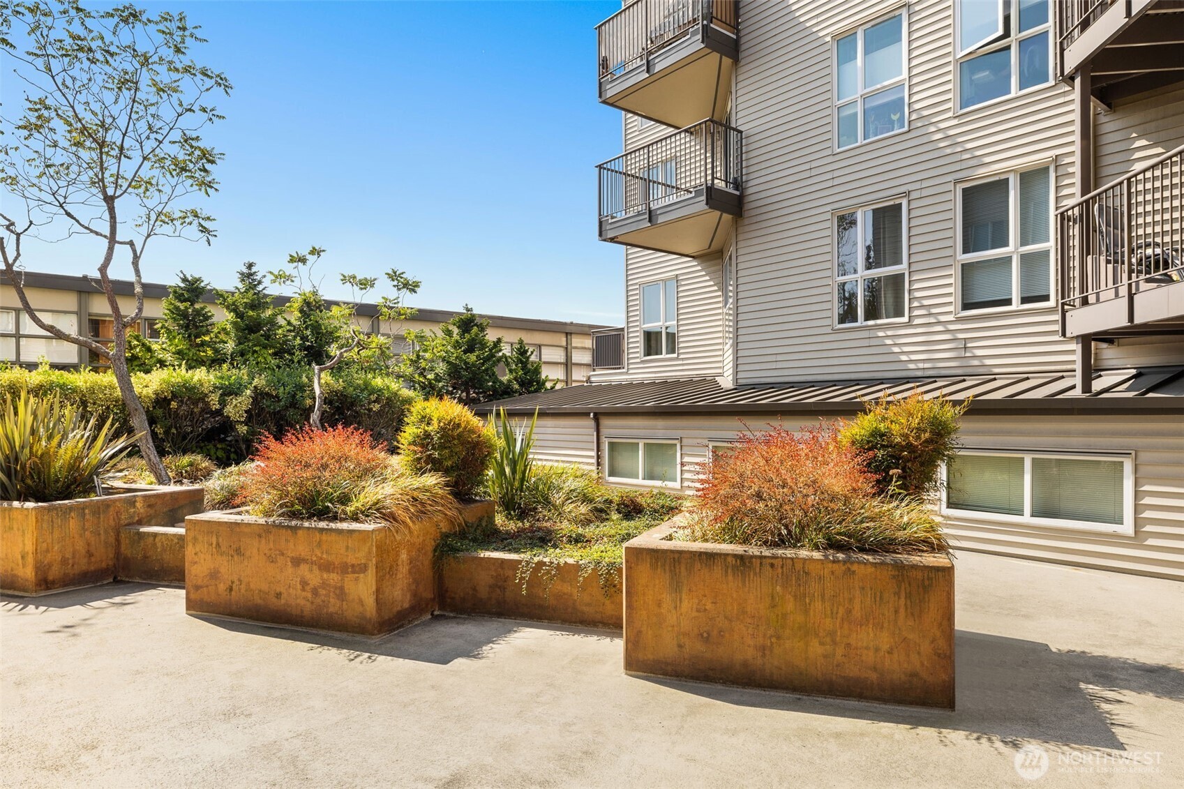 Prime Fremont location, giving you the best of a lively neighborhood vibe plus unbeatable access to Downtown, Amazon, UW, I-5, etc