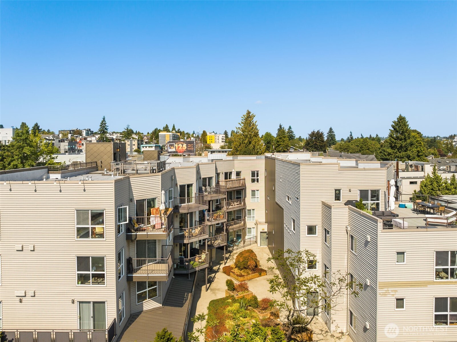 Location is everything, and here you’re just blocks from Fremont’s best: Gas Works Park, Burke-Gilman trail, Lake Union, Fremont Brewing and so much more! Walkscore 91!