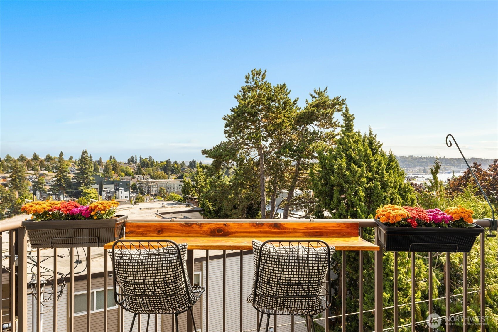 From morning coffee to evening sunsets, your private balcony is the ultimate perch to soak in the city’s energy and natural beauty.