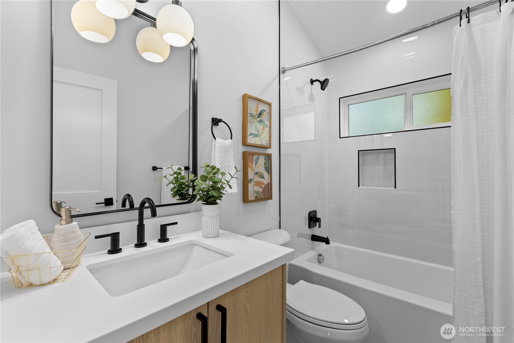 Full Bathroom in Hallway