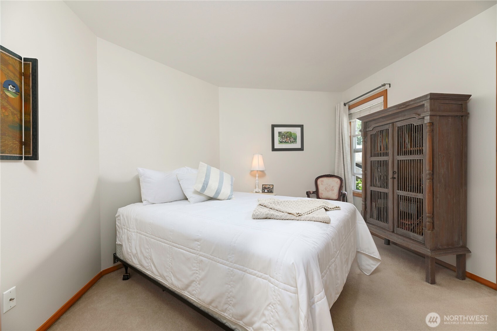 Upper floor ensuite .