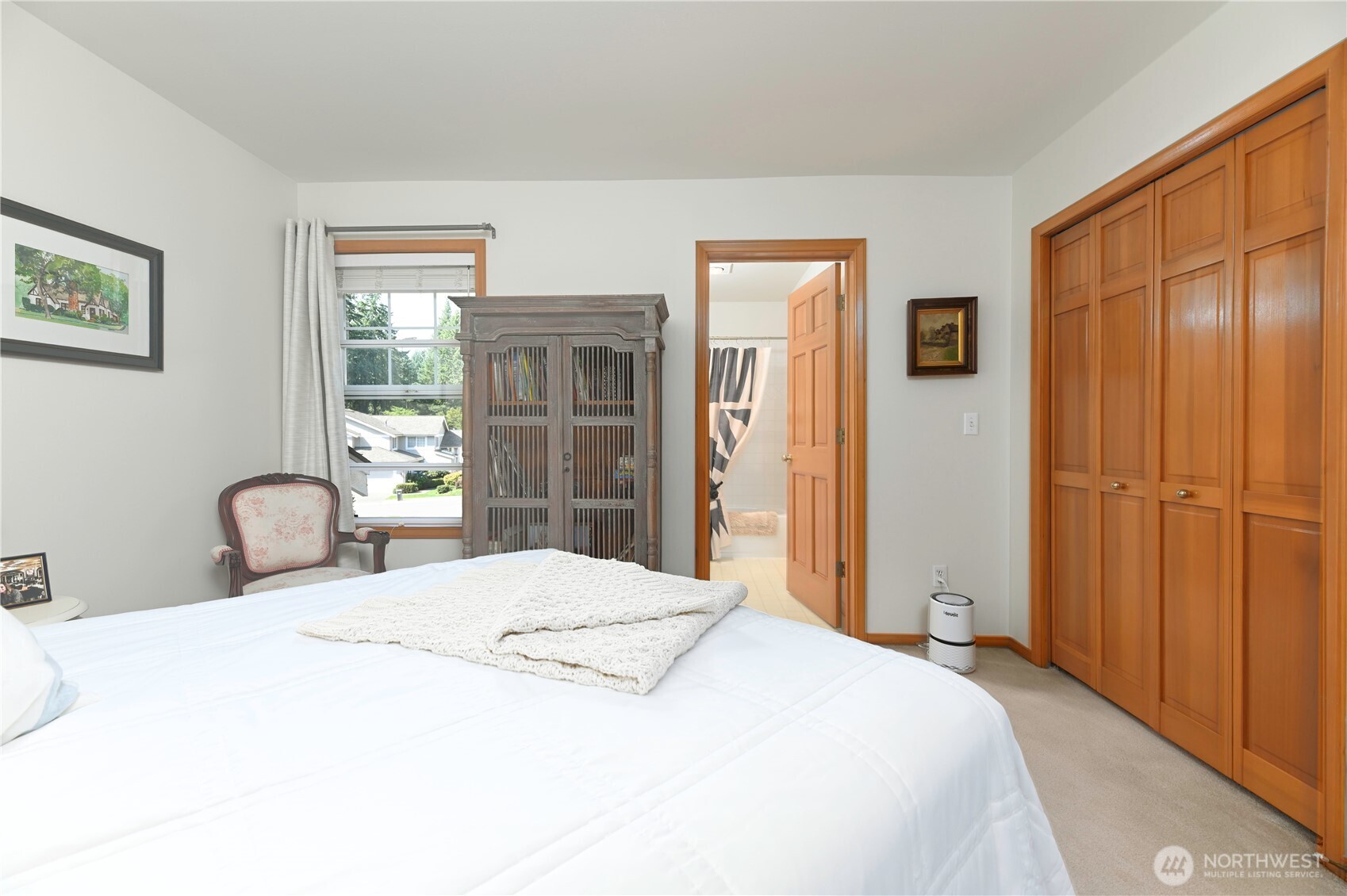 Upper floor ensuite. .