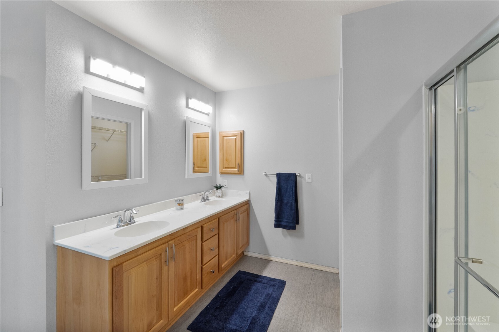 Laundry to the Left..Incredible light