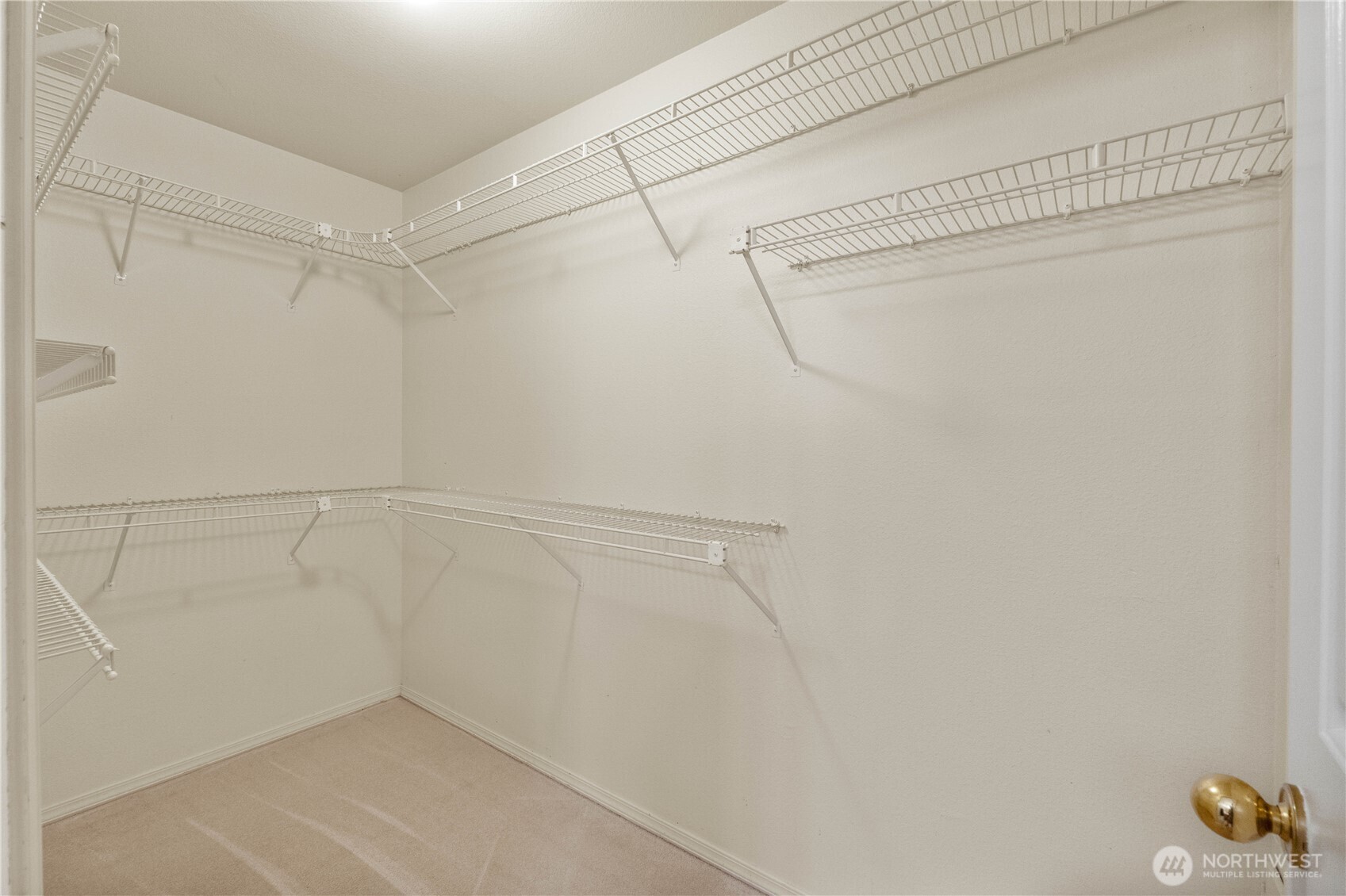 Double vanity main floor primary