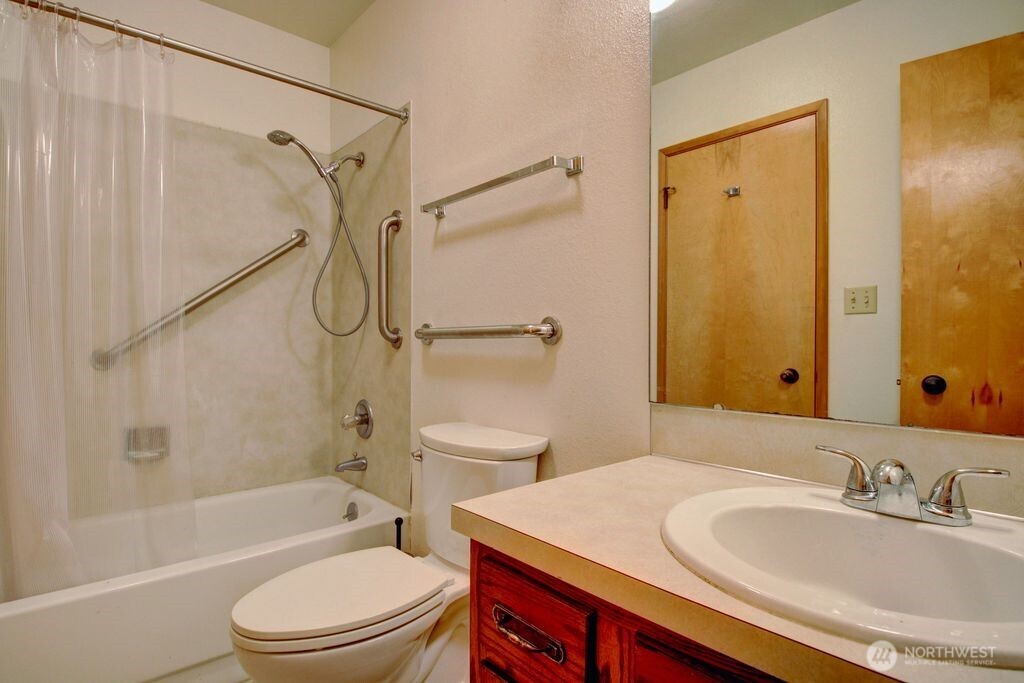 Outdoor view of the Deer Runn Condos.