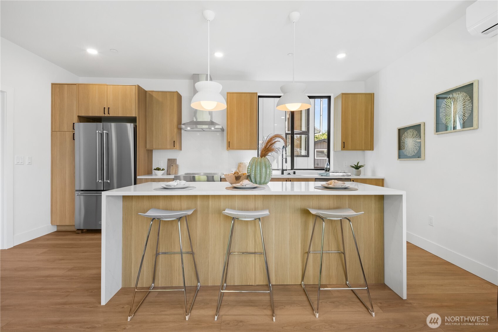 Large Island w/Seating