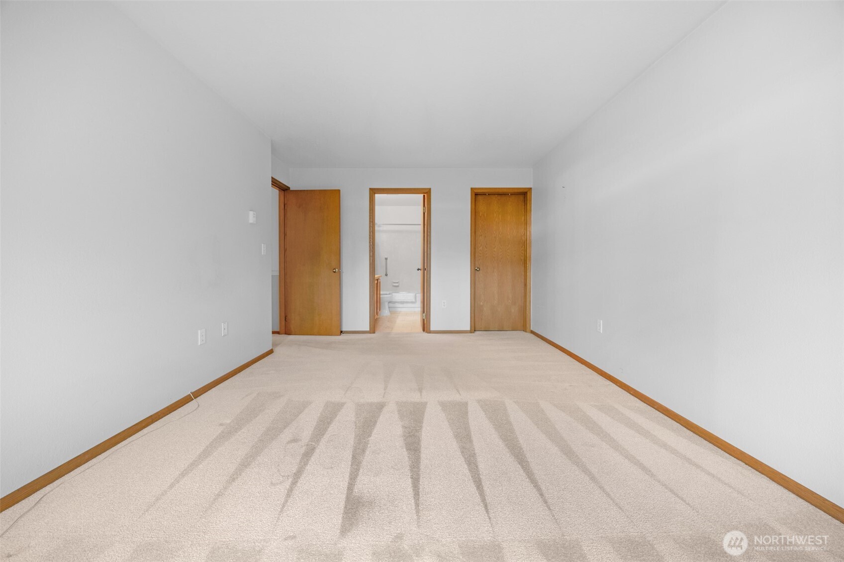 Primary suite with 3/4 bathroom and a walk-in closet.