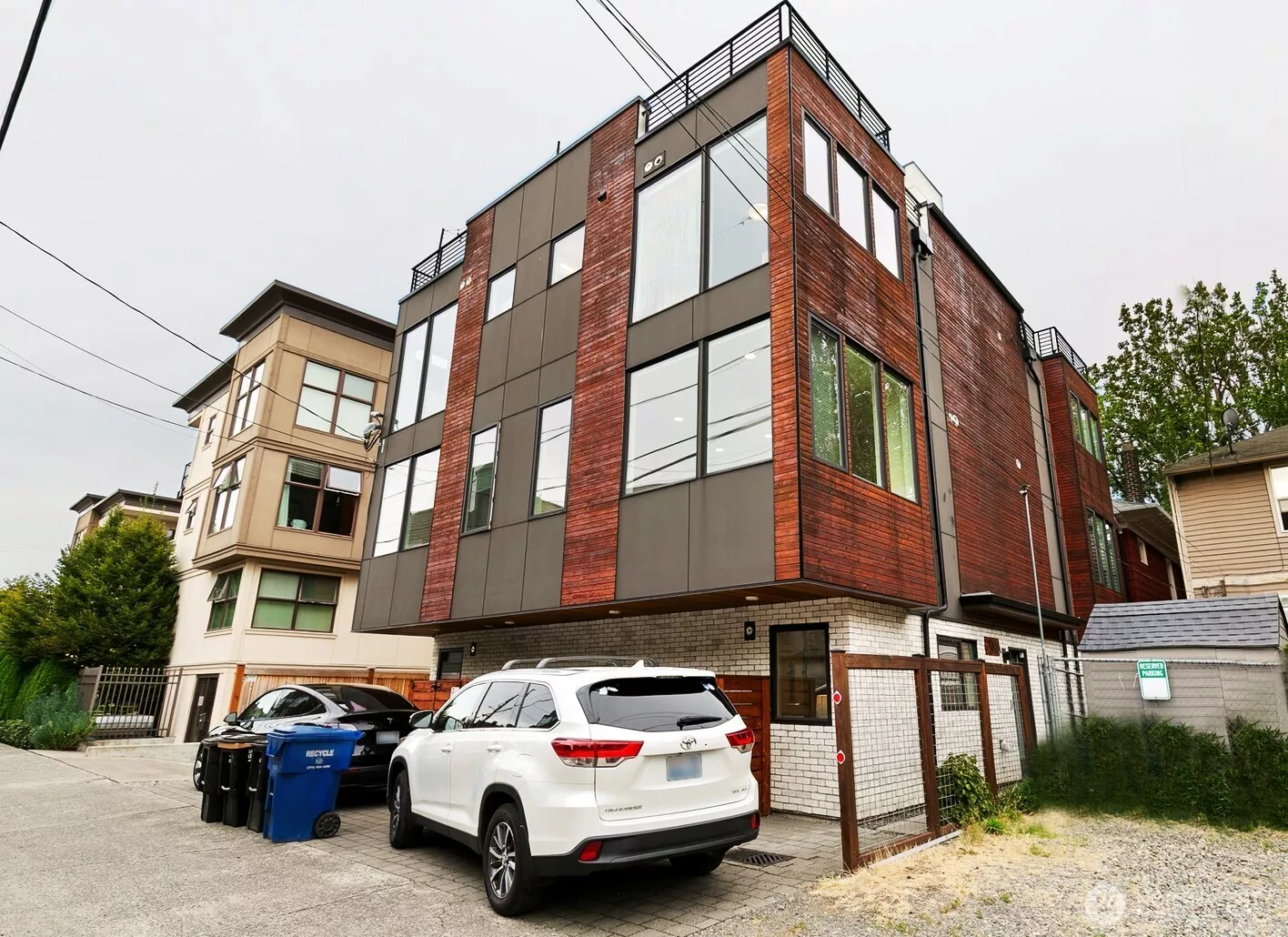 Outward facing corner unit for great light throughout