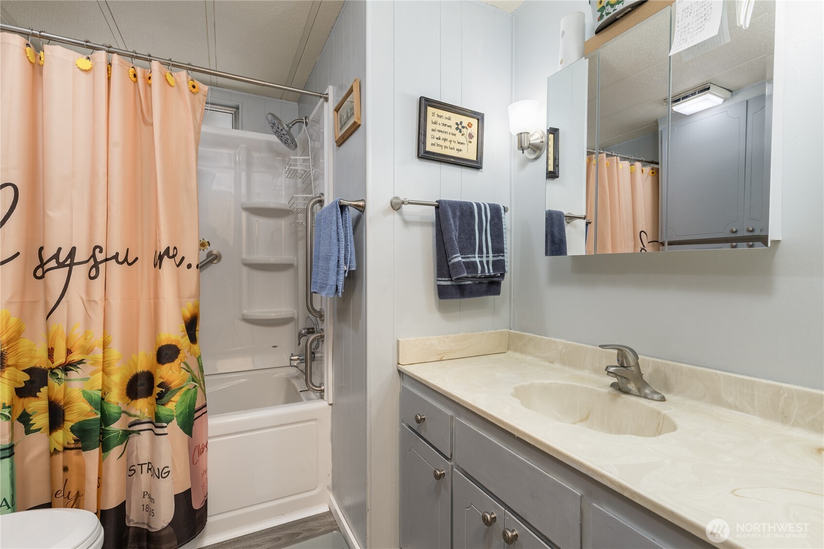 Full hall bath with jetted tub