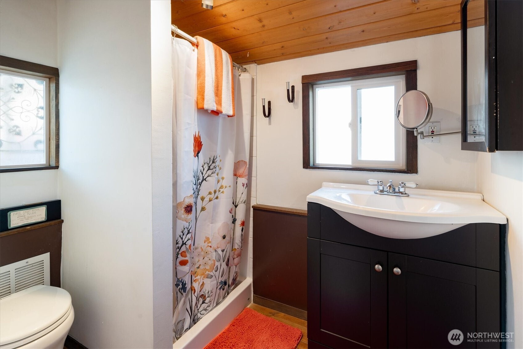 Find all you’ll need for feasts and snack fancies in the houseboat’s kitchen.